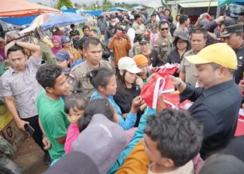 Bupati Pakpak Bharat, Franc Bernhard Tumanggor membagikan ribuan bendera merah putih kepada masyarakat di Kecamatan Salak, Pergetteng-Getteng Sengkut dan sekitarnya, Kamis (10/08/2023).