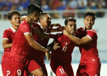 Pemain Timnas Indonesia U-23, Jeam Kelly Sroyer (kedua dari kanan( melakukan selebrasi bersama rekan-rekannya setelah mencetak gol pembuka tim kontra Thailand dalam laga semifinal Piala AFF U-23 2023 di Province Rayong Stadium, Rayong, Thailand, Kamis (24/8/2023) malam WIB. [Twitter/@TimnasIndonesia]