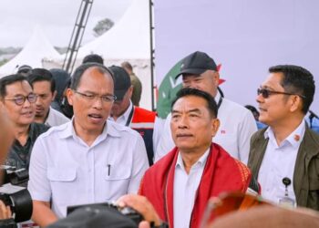 Rombongan Kepala Staf Presiden (KSP) RI, Jenderal (Purn) Moeldoko disambut Bupati Humbang Hasundutan, Dosmar Banjarnahor, SE.