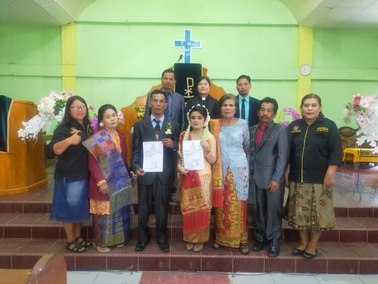 Dinas Dukcapil Humbahas layani pengadaan akte kawin di Gereja.