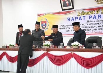 Paripurna dipimpin Ketua DPRD Humbang Hasundutan, Ramses Lumbangaol, SH, didampingi Wakil Ketua DPRD, Marolop Manik, Amd dan dihadiri Anggota DPRD, Bupati Humbahas, Dosmar Banjarnahor, SE, Wakil Bupati Humbahas, Dr. Oloan Paniaran Nababan, SH, MH, Sekda, Drs. Tonny Sihombing, MIP serta sejumlah Pimpinan OPD.