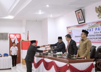 Bupati Humbahas, melalui Sekretaris Daerah, Drs. Tonny Sihombing, MIP, menyampaikan Nota Pengantar Keuangan Ranperda Tentang P-APBD T.A. 2023 dan Pajak Daerah & Retribusi Daerah, pada Rapat Paripurna DPRD Humbahas, Rabu (30/8/2023), di Gedung DPRD Humbahas.
