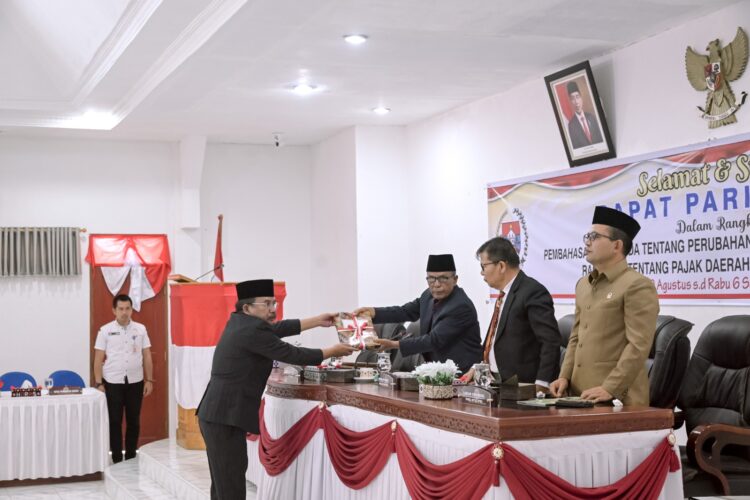 Bupati Humbahas, melalui Sekretaris Daerah, Drs. Tonny Sihombing, MIP, menyampaikan Nota Pengantar Keuangan Ranperda Tentang P-APBD T.A. 2023 dan Pajak Daerah & Retribusi Daerah, pada Rapat Paripurna DPRD Humbahas, Rabu (30/8/2023), di Gedung DPRD Humbahas.