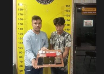 Rizki Indra dan Feri Kurniawan dua tersangka narkoba diamankan petugas saat hendak transaksi narkoba di Desa Bagan Asahan, Kecamatan Tanjungbalai, Kabupaten Asahan. TRIBUN MEDAN/HO