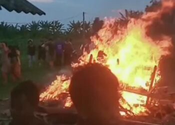 Warga diduga membakar warung tuak yang dijadikan tempat esek-esek di Deli Serdang. (Foto: Istimewa).