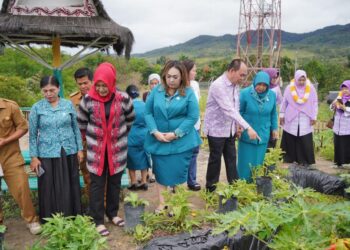 Kehadiran Ny. Nawal Edy Rahmayadi di Kabupaten Pakpak Bharat dalam rangka melaksanakan pelaksanaan Evaluasi Desa percontohan Hatinya PKK tahun 2023 tingkat Sumatera Utara di Desa Silima Kuta, Kecamatan Sitellu Tali Urang Julu.