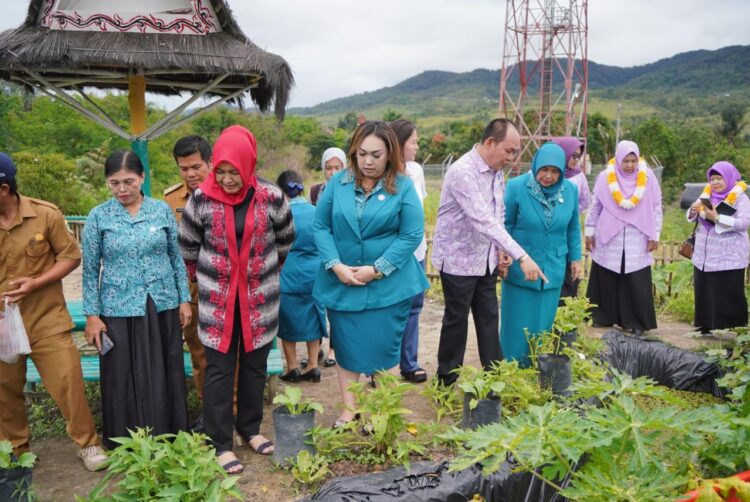 Kehadiran Ny. Nawal Edy Rahmayadi di Kabupaten Pakpak Bharat dalam rangka melaksanakan pelaksanaan Evaluasi Desa percontohan Hatinya PKK tahun 2023 tingkat Sumatera Utara di Desa Silima Kuta, Kecamatan Sitellu Tali Urang Julu.