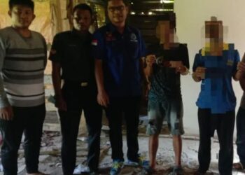 Tim gabungan Satresnarkoba Polres Tanjungbalai menangkap dua pria dalam penggerebekan kampung narkoba, Rabu (30/8/2023). (Foto: MPI)