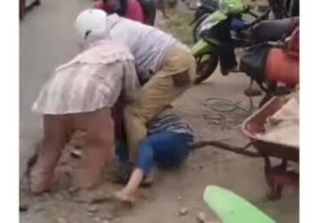 Foto: Tangkapan layar video viral wanita di Kampar duel (Istimewa)