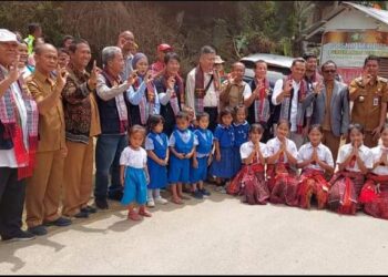Tim Assesor UNESCO Global Geopark saat berkunjung ke Danau Toba untuk melakukan revalidasi UNESCO Global Geopark Kaldera Toba, di Kecamatan Baktiraja, Selasa (1/8/2023).