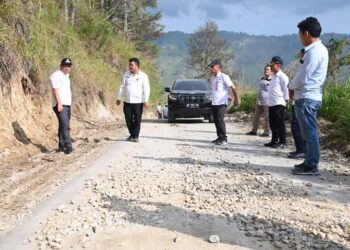 Bupati Humbahas, Dosmar Banjarnahor, SE, saat meninjau pembangunan ruas jalan Pollung menuju Batu Mardingding, Kecamatan Baktiraja, Rabu (9/8/2023).