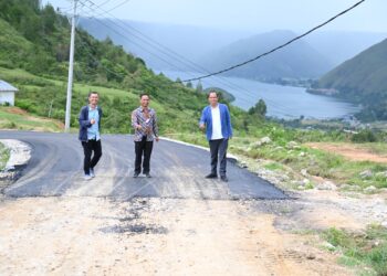 Bupati Humbahas, Dosmar Banjarnahor, SE, bersama Plt Kadis PUTR, Anggiat Simanullang, tinjau pembangunan jalan, di Kecamatan Pollung, Kecamatan Batiraja, sampai batas Kabupaten Samosir, tepatnya di Desa Tipang, Jumat (25/8/2023), lalu.
