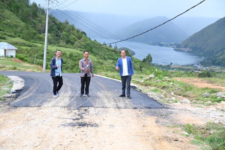 Bupati Humbahas, Dosmar Banjarnahor, SE, bersama Plt Kadis PUTR, Anggiat Simanullang, tinjau pembangunan jalan, di Kecamatan Pollung, Kecamatan Batiraja, sampai batas Kabupaten Samosir, tepatnya di Desa Tipang, Jumat (25/8/2023), lalu.