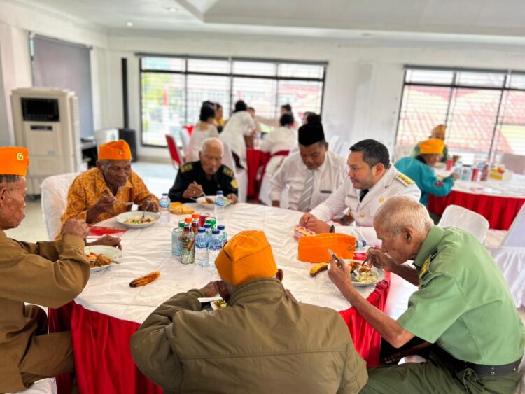 Bupati Pakpak Bharat, Franc Bernhard Tumanggor saat menjamu para Veteran.