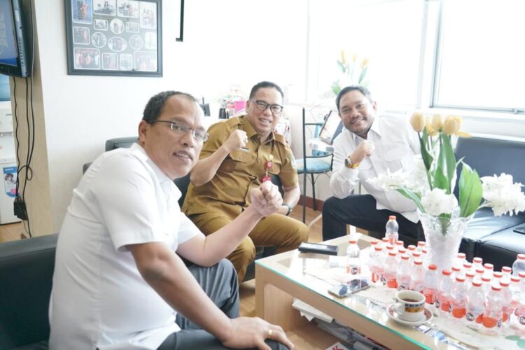 Bupati Pakpak Bharat, Franc Bernhard Tumanggor bersama Bupati Humbahas, Dosmar Banjarnahor, bertemu Direktur Jenderal Bina Administrasi Kewilayahan, Kementerian Dalam Negeri (Kemendagri) RI, di Jakarta, Kamis (24/08/2023).