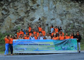 Foto bersama disela kegiatan.
