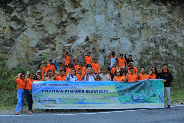 Foto bersama disela kegiatan.