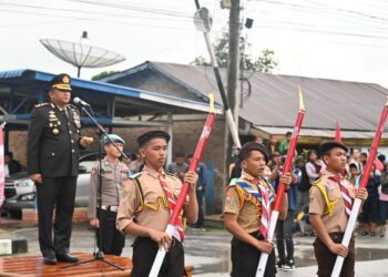 Kapolres Humbahas, AKBP Hary Ardianto SIK, lepas Taptu dan Pawai Obor dari depan Mapolsek Doloksanggul menuju Lapangan Merdeka Doloksanggul, Rabu (16/8/2023).