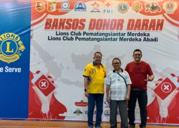 dr Suangma Siregar selaku Presiden Lions Club Pematang Siantar Merdeka, didampingi Sekretaris Lions Club Pematang Siantar Merdeka dan Johan Tjakra Surya selaku Ketua Baksos Donor Darah saat disambangi wartawan, di Maha Vihara Vidya Maitreya Pematang Siantar, Rabu (2/8/2023) sore tadi.