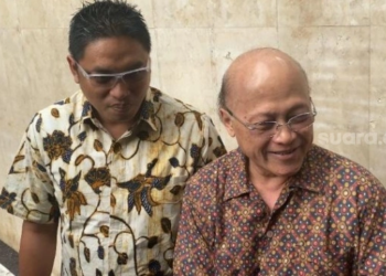 Mario Teguh didampingi pengacaranya mendatangi Polda Metro, Jumat (11/8/2023) Jaya untuk menjalani pemeriksaan terkait laporannya terhadap Sunyoto Indra Prayitno dalam kasus dugaan penipuan.[Tiara Rosana/Suara.com]