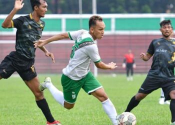 Pemain PSMS Medan, Rachmad Hidayat saat melewati pemain PS Bank Sumut di Stadion Teladan, Medan. (Foto: Dok. PSMS Medan)