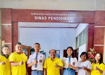Kepala Dinas Pendidikan Pakpak Bharat, Manihar Tumanggor, S.Pd, MM, melepas keberangkatan dua pelajar asal Pakpak Bharat guna mengikuti Pusat Pelatihan Paskibraka Tingkat Provinsi Sumatera Utara (Provsu) di Medan.