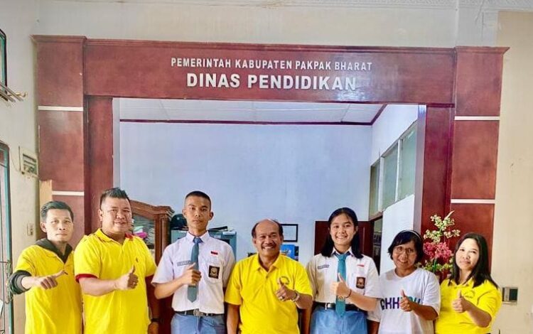Kepala Dinas Pendidikan Pakpak Bharat, Manihar Tumanggor, S.Pd, MM, melepas keberangkatan dua pelajar asal Pakpak Bharat guna mengikuti Pusat Pelatihan Paskibraka Tingkat Provinsi Sumatera Utara (Provsu) di Medan.