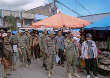 Dinas Kopenaker, Satpol PP dan Dinas Perhubungan Humbahas, melaksanakan operasi pasar guna penertiban pedagang kaki lima, Jumat (11/8/2023), di ruas jalan Sentosa dan Jalan Melanton dan juga memantau pemanfaatan Balerong Pasar Doloksanggul.