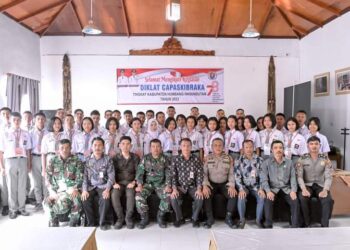 Foto bersama disela kegiatan.