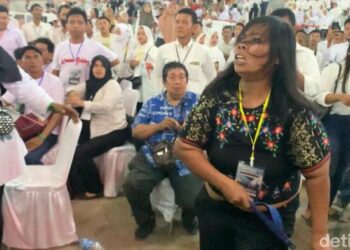 Wanita berbuat rusuh saat kedatangan Presiden Jokowi ke acara Rembuk Kemerdekaan Relawan Bobby Nasution. (Kartika Sari/detikSumut)