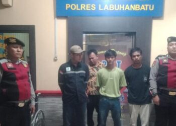 Foto: Tiga pekerja ditangkap usai mencuri tiang milik perusahaannya sendiri (Istimewa)