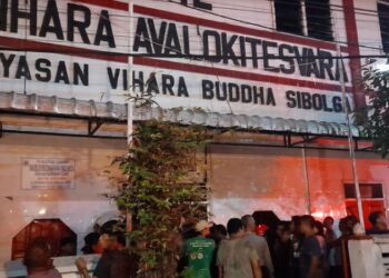 Vihara Avolokitesvara di Jalan S Parman, Kota Sibolga, Sumatera Utara, terbakar, Senin (18/9/2023) malam. (Foto: Raymond)