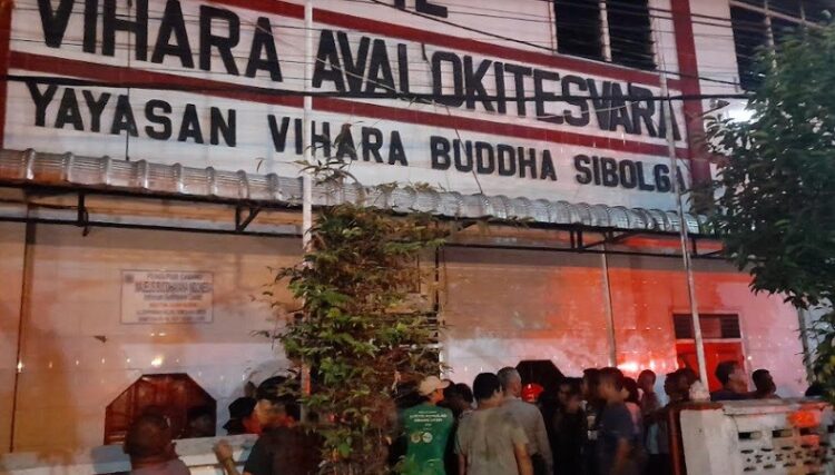 Vihara Avolokitesvara di Jalan S Parman, Kota Sibolga, Sumatera Utara, terbakar, Senin (18/9/2023) malam. (Foto: Raymond)