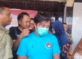 Polres Asahan memperlihatkan barang bukti serta tersangka kurir narkoba 2 kg asal Malaysia. (Perdana Ramadhan/detikSumut)