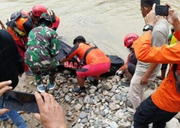 Petugas gabungan saat mengevakuasi jenazah Tuppak Aritonang, penumpang angkutan CV PAS yang hilang di Sungai Lae Renun. HO