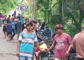 Masyarakat berkerumun di lokasi mini bus CV PAS yang masuk ke dalam sungai Lae Renun tepatnya di Dusun Lau Kinapan Desa Baru Gugun Kecamatan Gunung Sitember Kabupaten Dairi, Minggu (17/9/2023). TRIBUN MEDAN/ALVI SUWITRA