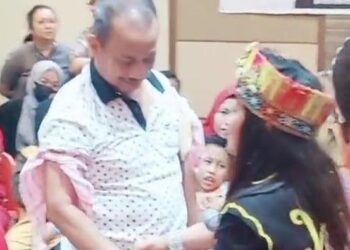 Foto: TSO saat berobat ke Ida Dayak (Istimewa)