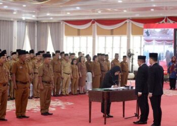 Gubernur Sumatera Utara, Edy Rahmayadi melantik Pejabat Tinggi Pratama, Pejabat Administrator, Pejabat Pengawas dan Kepala Sekolah SMA/SMK, SLB Negeri pada lingkungan Pemerintah Provinsi Sumut di Aula Tengku Rizal Nurdin Jalan Sudirman Nomor 41 Medan, Jumat (1/9/2023).