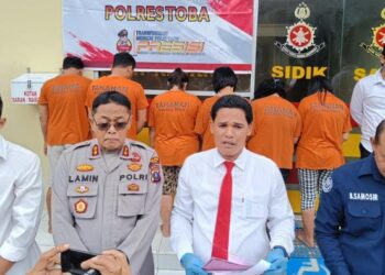 Polres Toba saat memaparkan kasus pencurian di Pasar Tumpah Toba. (Foto: Dok. Polres Toba)