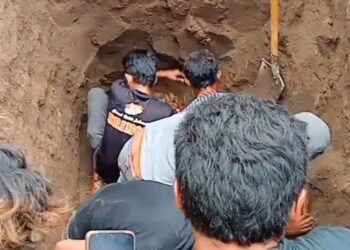 Tangkapan layar video viral saat warga membongkar sebuah makam di Desa Tolotangga, Kecamatan Monta, Kabupaten Bima, Nusa Tenggara Barat (NTB).