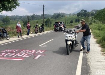 Foto: Warga menjajal bukit magnet di Kutalimbaru, Deli Serdang. (Kartika Sari/detikSumut)