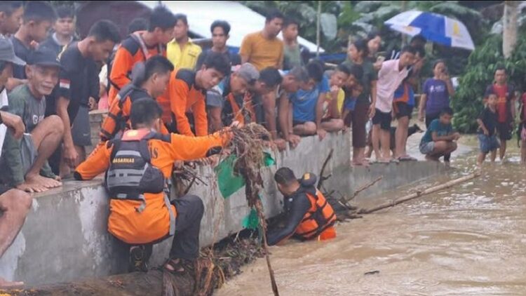 Basarnas mencari remaja hilang terseret arus banjir di Desa Siwalubanua, Dusun 2 Bakaru, Kecamatan Gunung Sitoli Idanoi, Kabupaten Nias, Sumatera Utara, Minggu (17/9/2023). (Foto: Basarnas)