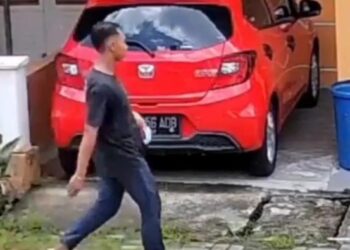 Foto: Tangkapan layar pria yang diduga mencuri mobil milik warga di Medan (Istimewa)