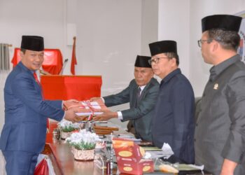 Bupati Humbahas, Dosmar Banjarnahor, SE, diwakili Wakil Bupati Humbahas, Dr Oloan Paniaran Nababan SH MH, sampaikan nota pengantar Ranperda tentang APBD 2024 dan Ranperda perubahan RPJMD (Rencana Pembangunan Jangka Menengah Daerah) 2021-2026, Rabu (13/9/2023).
