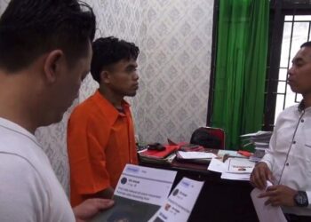 Pelaku yang menyebarkan video mesum bersama istrinya saat diamankan Polres Mandailing Natal. (Foto: iNews/Ahmad Husein Lubis)