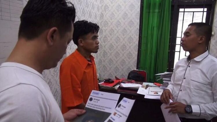 Pelaku yang menyebarkan video mesum bersama istrinya saat diamankan Polres Mandailing Natal. (Foto: iNews/Ahmad Husein Lubis)