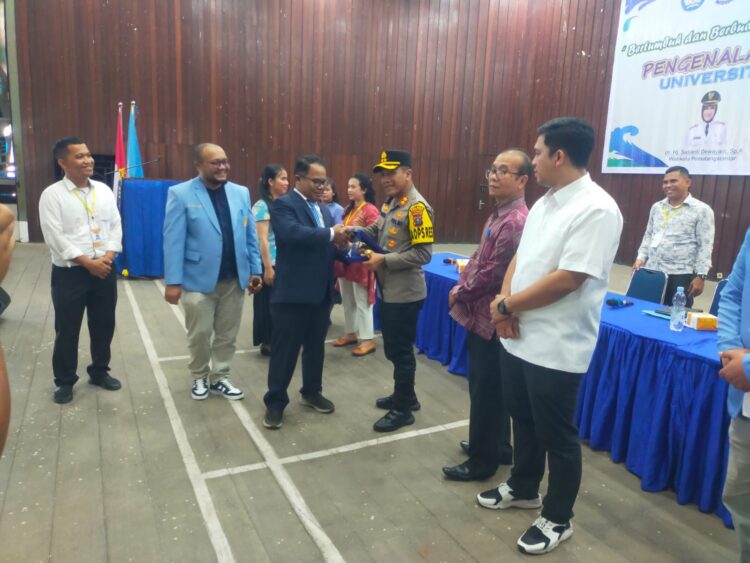Rektor UHKBPNP, Dr Muktar Panjaitan mengucapkan terimakasih kepada Kapolres Pematang Siantar, AKBP Yogen Baruno Heroes SH SIK, yang bersedia sebagai narasumber  dalam acara Pengenalan Kehidupan Kampus Mahasiswa Baru (PKKMB).
