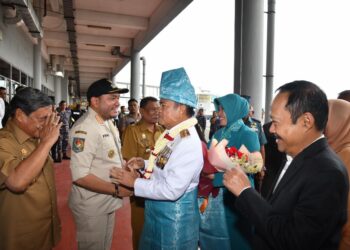 Bupati Pakpak Bharat, Franc Bernhard Tumanggor menyambut kedatangan Pj Gubsu, Hassanudin bersama istri, di Kantor Gubernur Sumatera Utara, Medan, Selasa (05/09/3023) lalu.