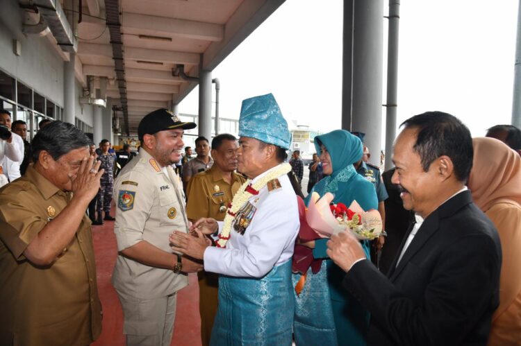 Bupati Pakpak Bharat, Franc Bernhard Tumanggor menyambut kedatangan Pj Gubsu, Hassanudin bersama istri, di Kantor Gubernur Sumatera Utara, Medan, Selasa (05/09/3023) lalu.