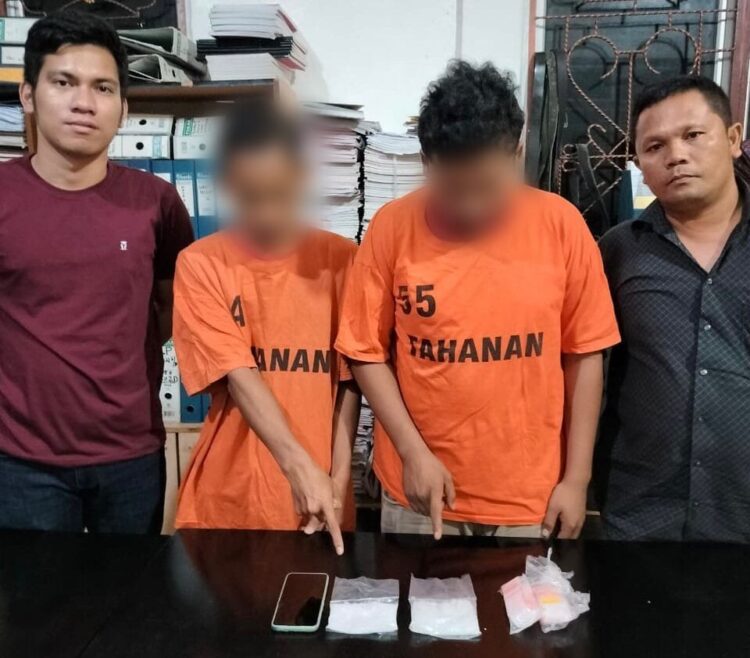 Foto kedua tersangka dan barang bukti sabu yang diamankan Polisi.